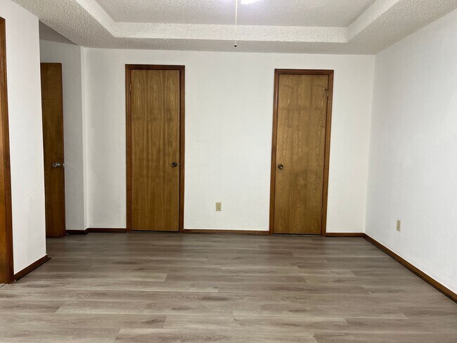 Building Photo - Spacious 3 Bedroom