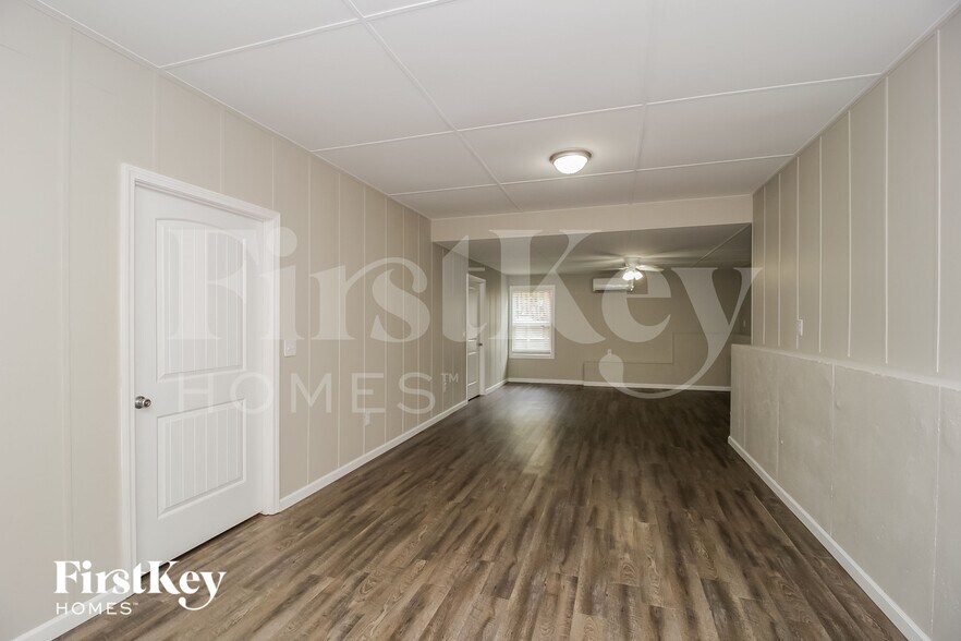 Building Photo - 20 Oakbrook Dr