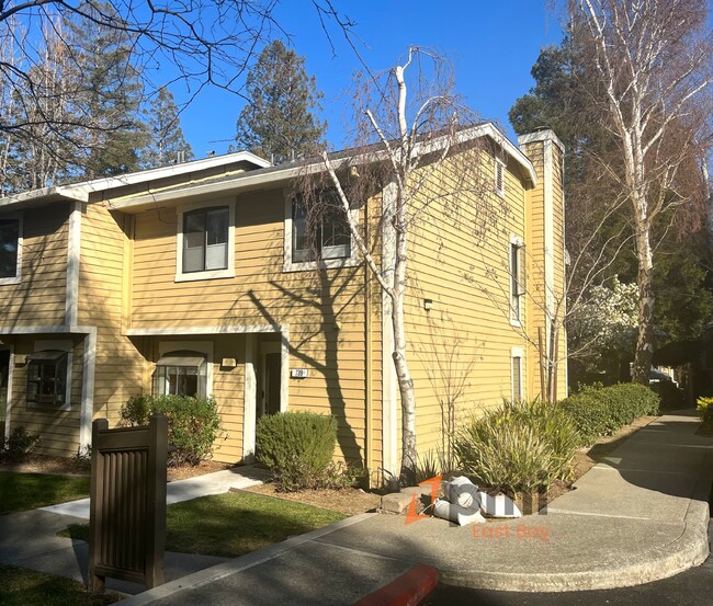 Primary Photo - Delightful 3br / 2.5ba Townhouse Near Shop...