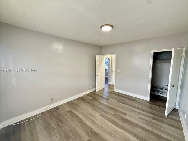 Building Photo - 6940 Bay Dr