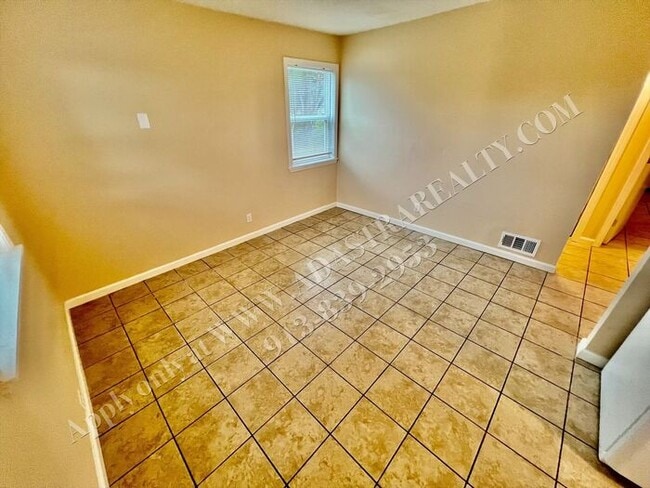 Building Photo - Like New 2 Bed 1 Bath Duplex in Grandview-...