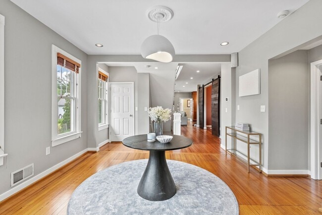 Building Photo - Spacious Kent Home | 6 Bed | 4 Bath | 4,000 Sf | Front Porch + Backyard | Detached 4-Car Garage