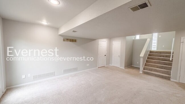 Building Photo - 5 Bed, 3 Bath Home with Fenced Yard & Garage / Pet-Friendly / Available Now!