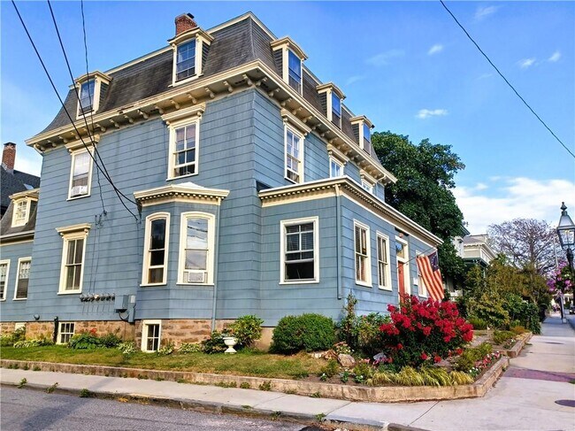 Primary Photo - 106 Touro St