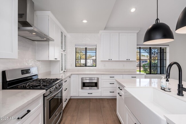 Building Photo - 345 W Wilshire Dr