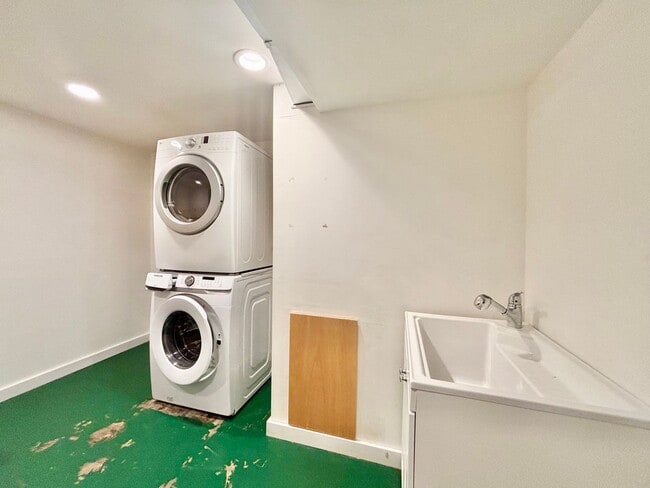 Building Photo - Stunning Mountain View Mid-Century Home in Prestigious Clyde Hill