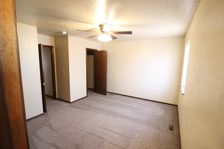 Building Photo - 1136 W Johnathan Way