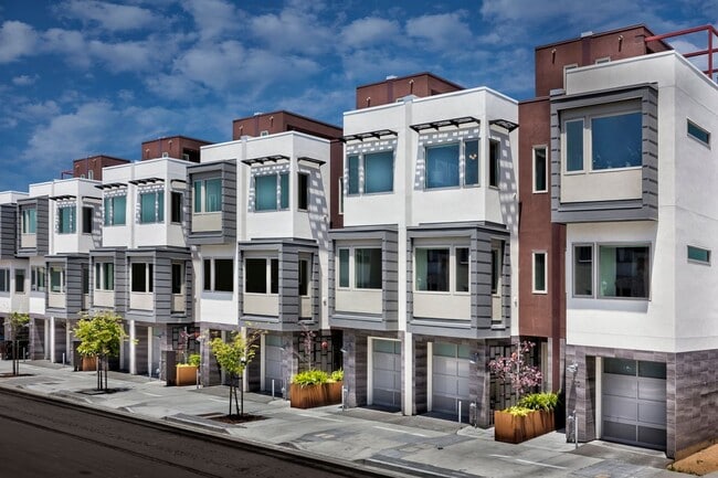 Building Photo - 572 Hudson Ave
