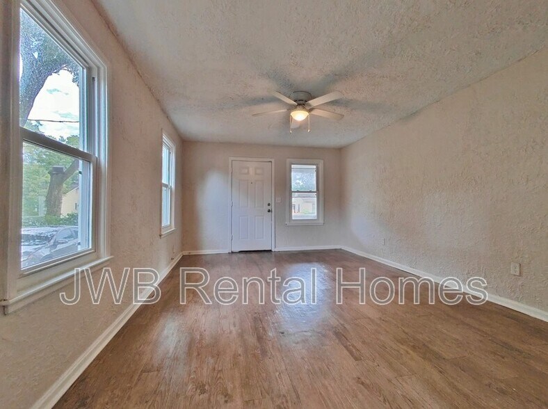 Building Photo - 284 E 46th St