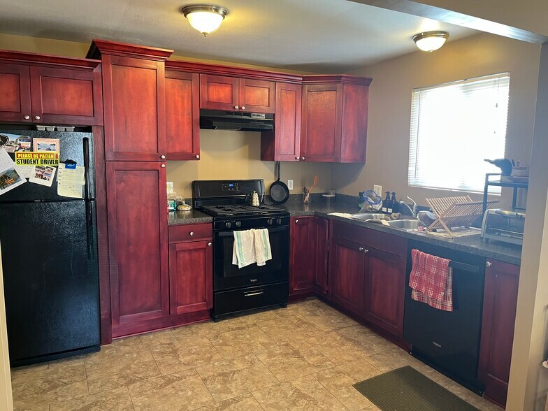 Building Photo - 107 Center St