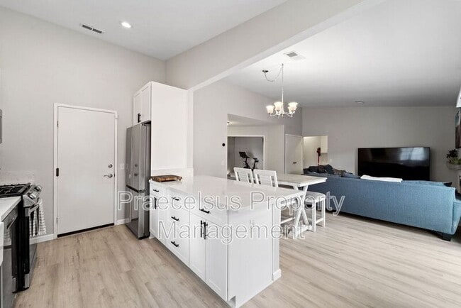 Building Photo - 2039 Waterbury Dr