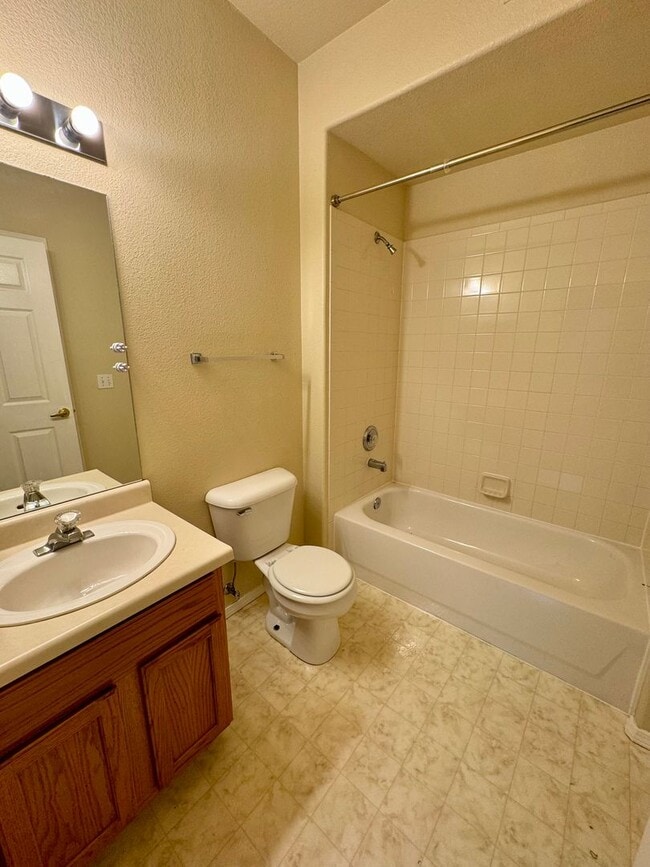 Building Photo - Gated West Side 2 bedroom/2 bath condo