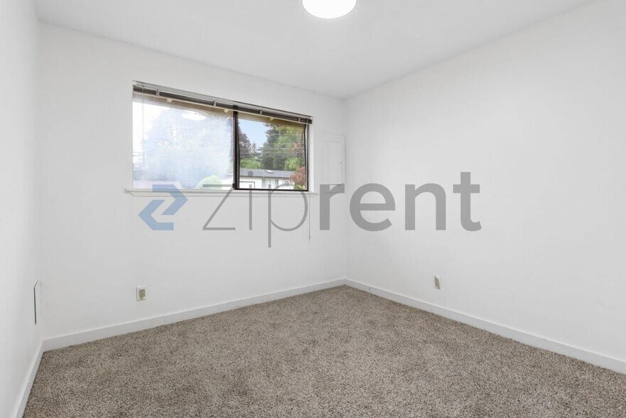 Building Photo - Unit