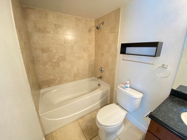 Building Photo - Spacious 3 bedroom, 2 bathroom Condo Locat...