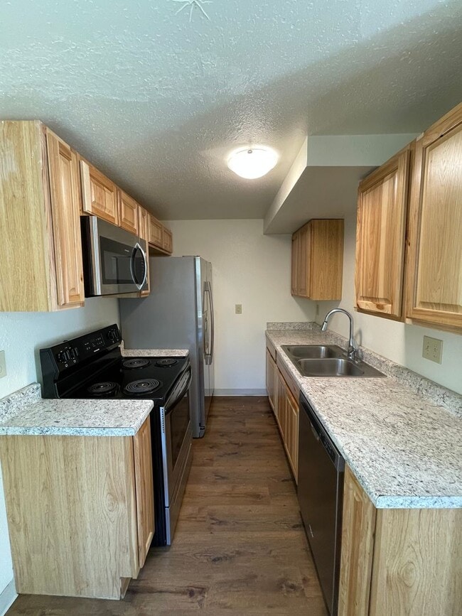 Building Photo - Awesome studio apt downtown with full kitc...