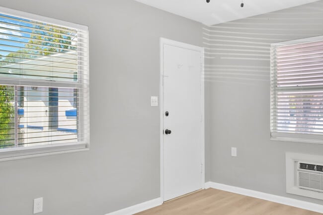 Building Photo - 310 1/2 S Mars