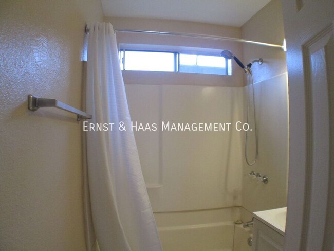 Building Photo - Wonderful 1 Bedroom Apartment with Most Ut...