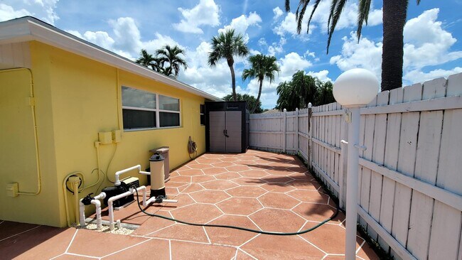 Building Photo - 1283 Larch Way