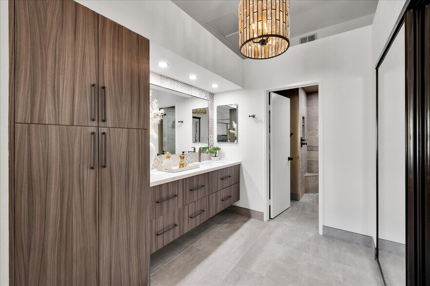 Building Photo - 2701 E Mesquite Ave