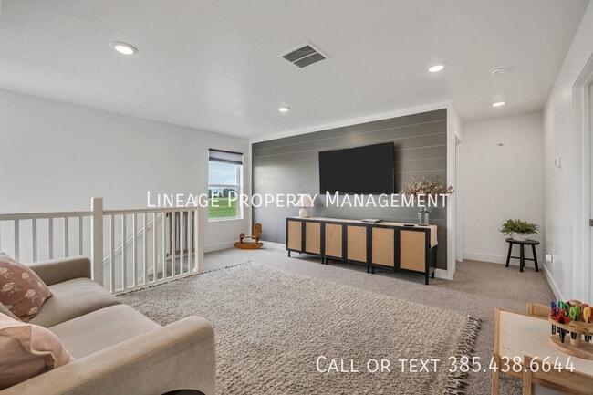 Building Photo - 3056 S Shoreline Dr