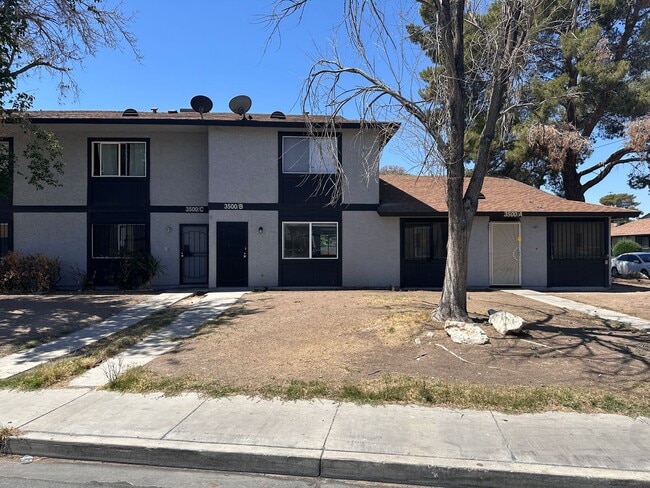 Building Photo - 2 BED 2 BATH TOWNHOME NEAR THE I-15 AND CH...