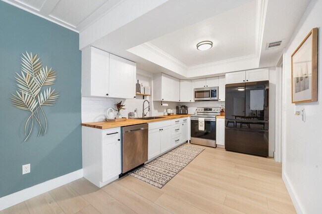 Building Photo - 232 Wellesley Dr