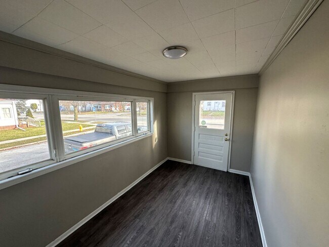 Building Photo - 3 Bedroom Duplex