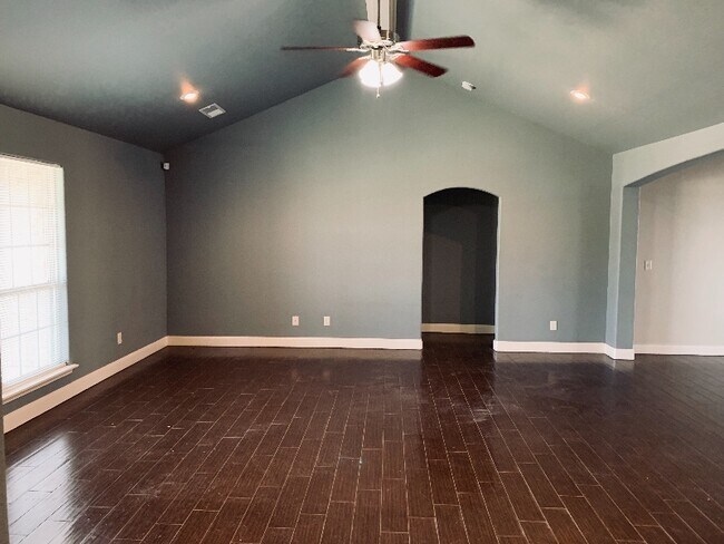 Building Photo - 8104 Knoxville Dr