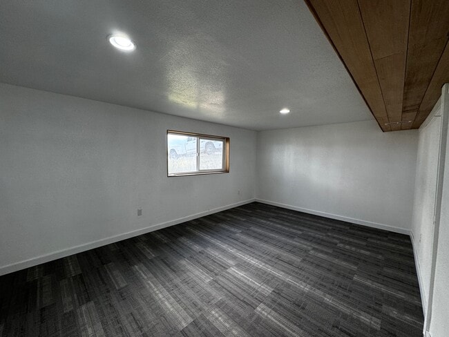 Building Photo - 1040 Jade Dr