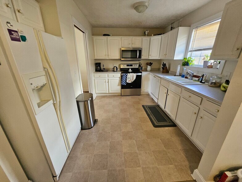 Building Photo - 545 Silver Leaf Dr