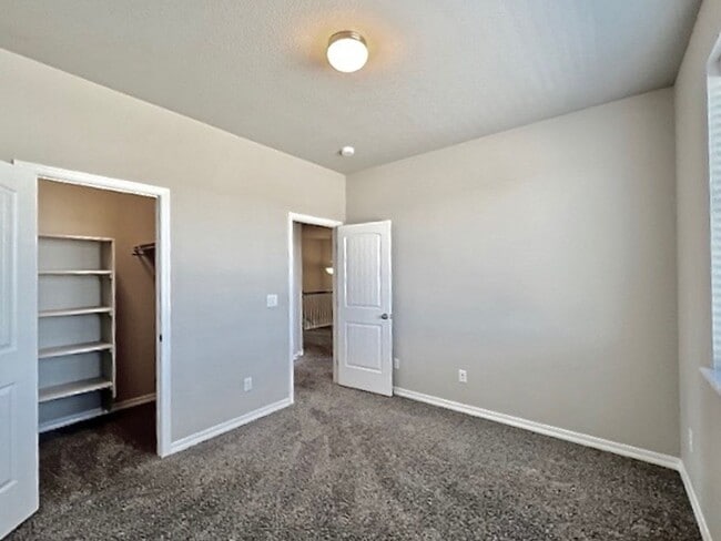 Building Photo - 5 Bedroom Home Close to Downtown Monument!!