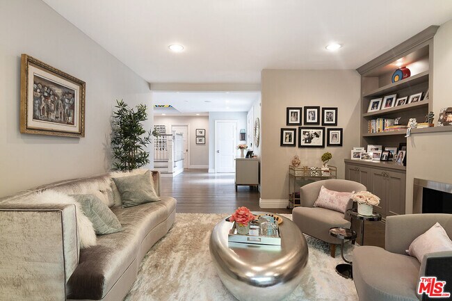 Building Photo - 9145 Sawyer St