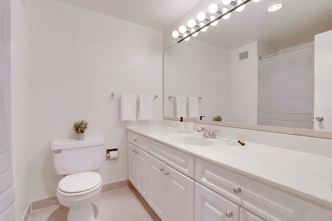 Building Photo - 1600 S Eads St