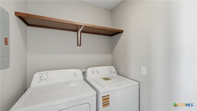 Building Photo - 1005 N LBJ Dr