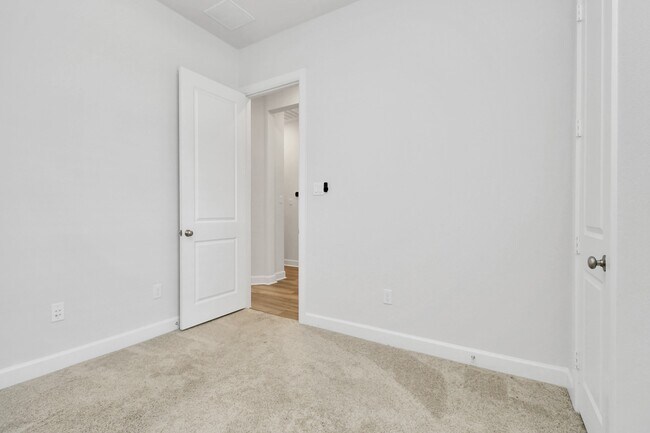 Building Photo - 1535 Park Path Dr