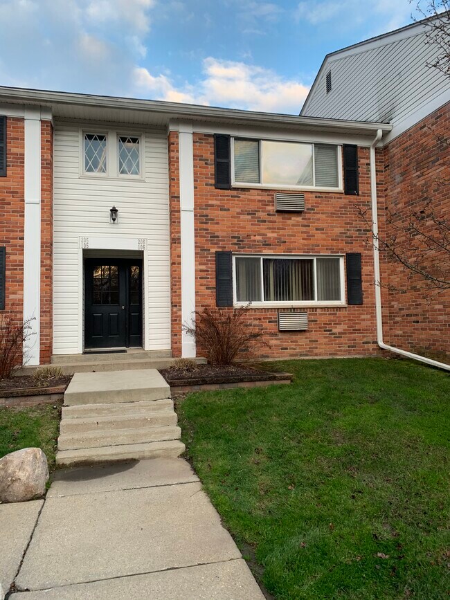 Building Photo - 525 Fairbrook St