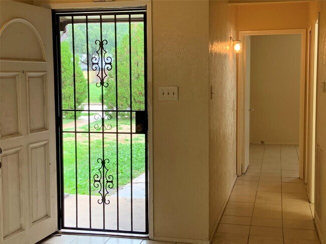 Building Photo - 5613 Hollow Pines Dr