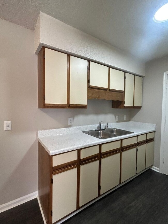 Building Photo - Modern Comfort & Convenience at Westfield Gardens Lexington  - 353F