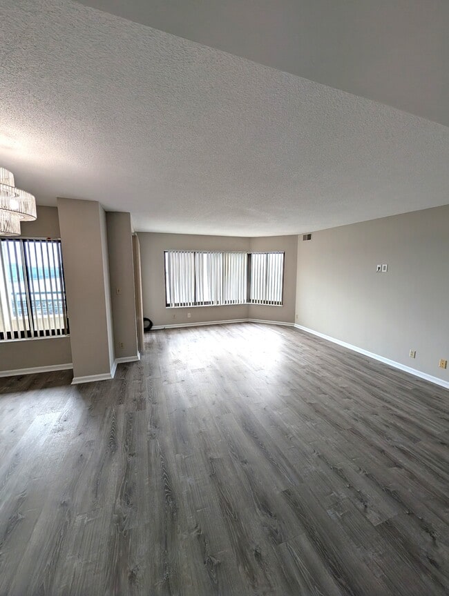 Building Photo - 7505 River Rd