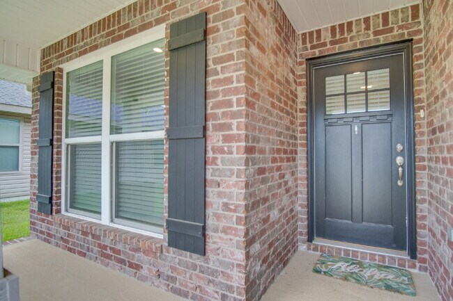 Building Photo - Beautiful North Pensacola 3BR Home with Oversized Primary Suite, Double Vanity Bath, 2-Car Garage...