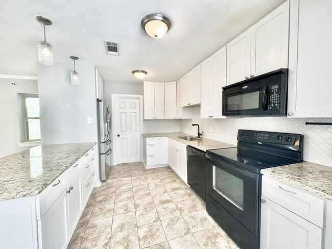 Building Photo - 15826 New Market Dr