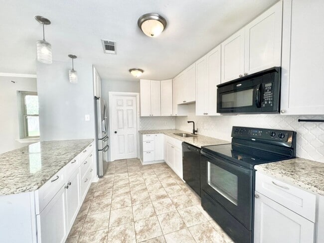 Building Photo - Beautiful 3BR/2BA Home with Sunroom, Formal Dining & Large Backyard