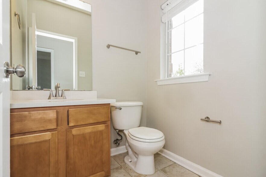 Building Photo - 10093 Woodland Hills Dr