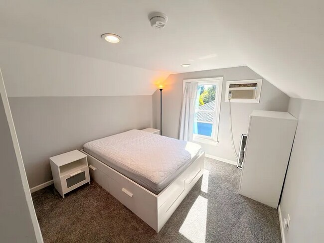 Building Photo - This spacious four-bedroom, two-bathroom