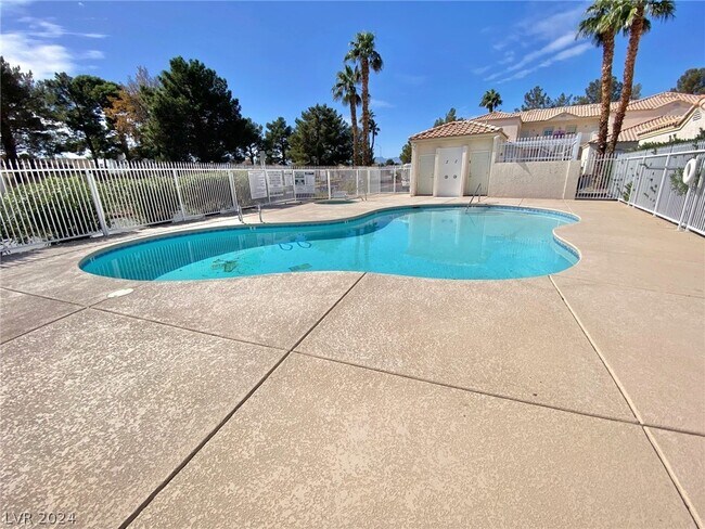 Building Photo - 1900 N Torrey Pines Dr