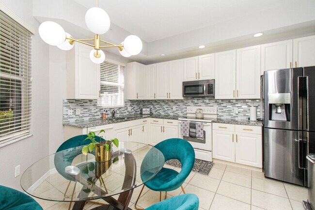 Building Photo - MARIPOSA ** SEASONAL (90 DAY MINIMUM STAY)...