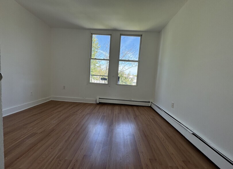 90 Armstrong Ave 3R - 88 Armstrong Ave