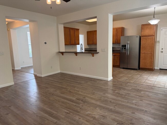 Building Photo - Gorgeous 4 bedroom 2 story home in Anatolia