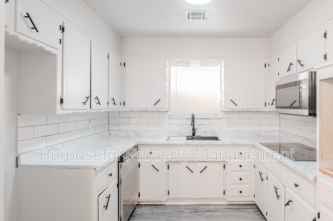 Building Photo - 2412 Laneway Dr
