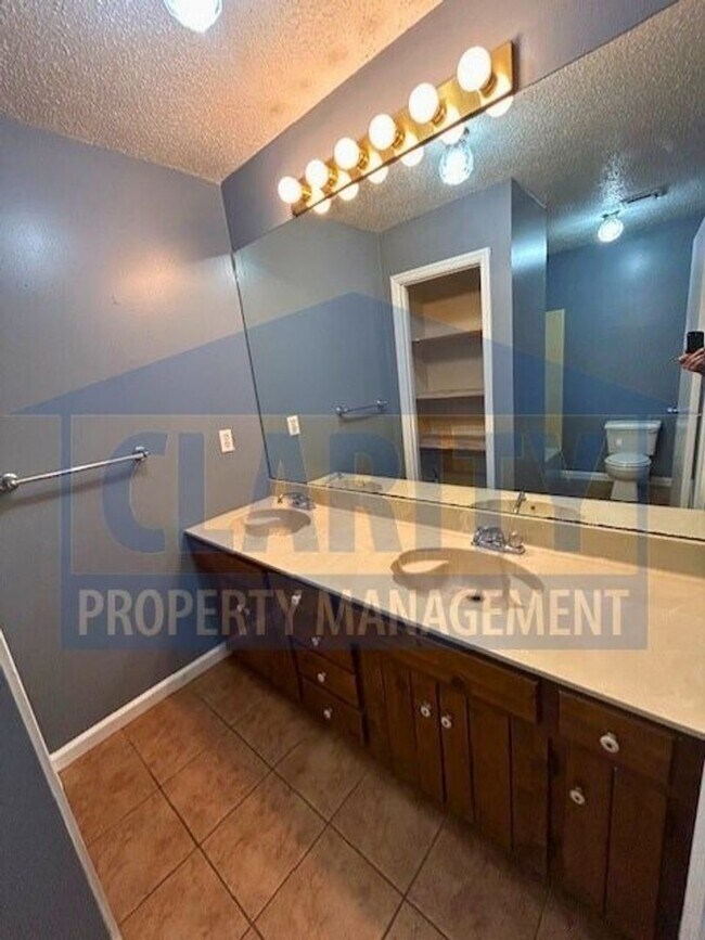 Building Photo - Spacious 3 bedroom, 2 bath home